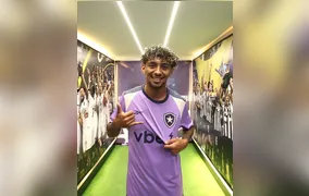 Jogador do Botafogo é alvo de ataques homofóbicos após foto com piercing no umbigo