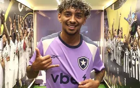 Jogador do Botafogo é alvo de ataques homofóbicos após foto com piercing no umbigo