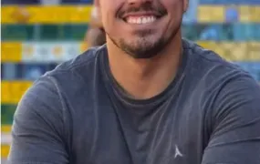 Jornalista Caíque Verli é encontrado morto em apartamento no ES; polícia apura causa