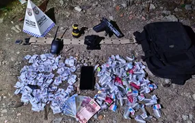 Jovem é detido com drogas, granada e simulacro de arma em operação policial em Itaboraí (veja vídeo)