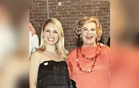 Juliana Baroni encarna Marisa Letícia em desfile que celebra a trajetória de Lula