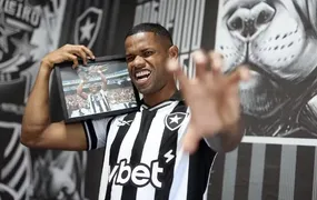 Júnior Santos é apresentado como novo reforço do Botafogo para a temporada