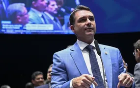 Justiça rejeita ação de Flávio Bolsonaro contra aposentado de Niterói por críticas nas redes