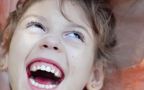 Livro O Sorriso de Alana, de Carol Reis, será lançado em Niterói no dia 23 de março