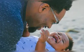 Lula sanciona lei que amplia licença-paternidade