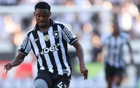 Lyon aciona Botafogo na Fifa por dívida pela compra de Jeffinho