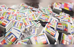 Mãe compra 14 mil figurinhas do álbum da Copa para filho e viraliza nas redes sociais