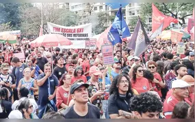 Manifestação em SP pede fim da escala 6x1 e ações contra o feminicídio
