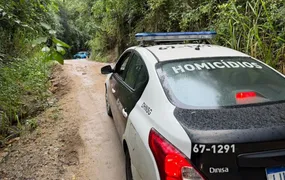 Moradores encontram corpo carbonizado em área de mata em Pendotiba