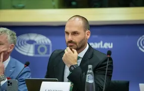Moraes rejeita pedido e mantém julgamento de Eduardo Bolsonaro para essa terça