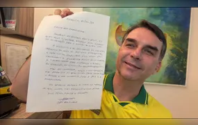 Moraes suspende visitas de Flávio ao pai Jair Bolsonaro por 90 dias