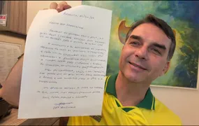 Moraes suspende visitas de Flávio ao pai Jair Bolsonaro por 90 dias