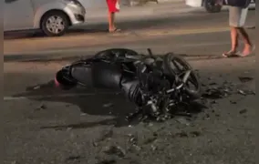 Motociclista fica ferido após colisão com carro na Venda da Cruz