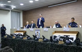 Na semana de aniversário da PMERJ, Douglas Ruas participa da entrega de mais de 900 fuzis e novos equipamentos para a corporação