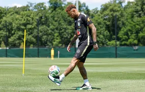 Neymar treina com a Seleção, mas deve não jogar contra o Haiti