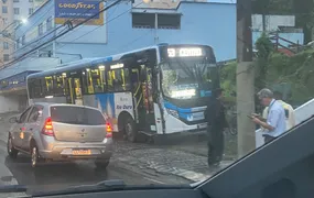 Ônibus colide com poste no Mutondo, em São Gonçalo