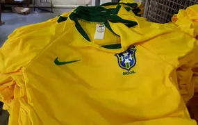 Ônibus com camisas da falsas da Seleção Brasileira e medicamentos irregulares é apreendido no Rio