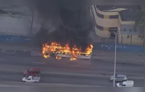 Ônibus pega fogo e interdita pista da Avenida Brasil