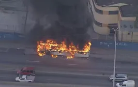 Ônibus pega fogo e interdita pista da Avenida Brasil