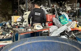 Operação Asfixia: agentes interditam ferro-velho clandestino no Fonseca, em Niterói