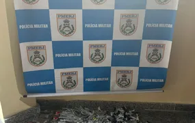 Operação da PM termina com dois presos e arma, drogas e equipamentos de comunicação apreendidos (vídeo)