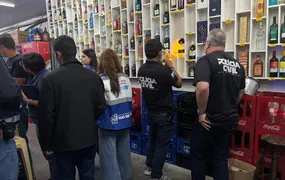 Operação descarta mais de 500 litros de cachaça sem registro em Rio das Ostras