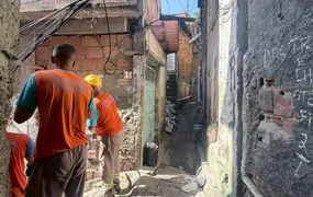 Operação na comunidade da Chácara remove telhados e apreende drogas