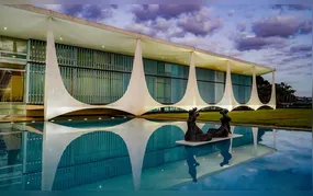 PF acha documentos no Alvorada e pede para interrogar Bolsonaro