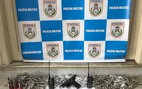 PM apreende arma e grande quantidade de drogas na comunidade da Chácara, em Niterói