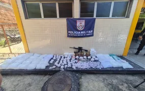 PM apreende fuzil e drogas após operação na Nova Brasília, em Niterói