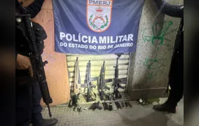 PM prende quatro acusados de tráfico e apreende 4 fuzis em comunidade da Zona Norte de Niterói (vídeo)