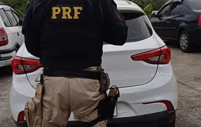 PRF recupera veículo roubado em Rio Bonito