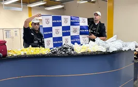 Passageira é presa com mais de 2 mil pinos de cocaína em ônibus na RJ-140, em Arraial do Cabo