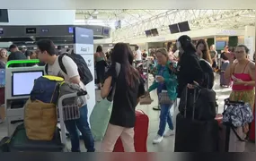 Passageiros do Galeão enfrentam voos atrasados e cancelados