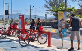 Pedalar, curtir a praia e se proteger do sol: tudo de graça em Maricá