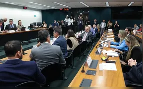 Pedido de vista adia votação da PEC do fim da escala 6X1