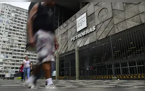 Com alívio da guerra, Petrobras reduz preço do querosene de aviação