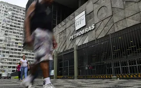 Com alívio da guerra, Petrobras reduz preço do querosene de aviação