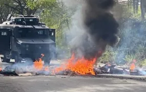 Pneus queimados interditam trânsito no Porto do Rosa, em São Gonçalo