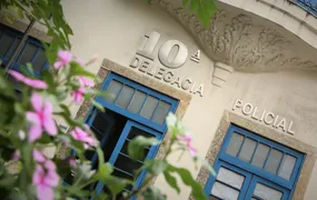 Polícia Civil captura mulher que dopou vítima e roubou diversos bens da casa dela na Zona Sul