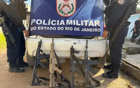 Polícia Militar prende quatro criminosos e apreende fuzis em operação em Duque de Caxias