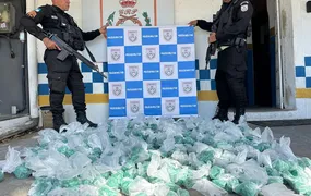 Polícia Militar realiza apreensão de drogas na RJ-124,  em Rio Bonito