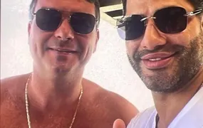 Portal divulga foto de Flávio Bolsonaro com 'Sicário' do Banco Master; senador nega conhecer homem na imagem