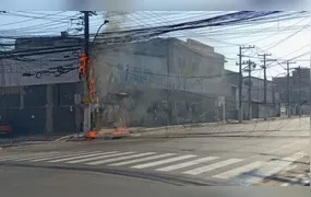 Poste em chamas deixa moradores sem internet e causa trânsito em rua de Niterói