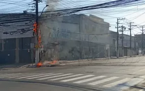 Poste em chamas deixa moradores sem internet e causa trânsito em rua de Niterói