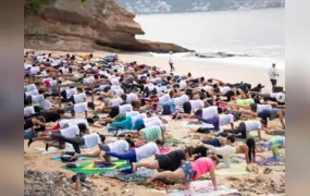 Praia de Boa-Viagem, em Niterói, recebe aula de Yoga em comemoração ao Dia das Mães