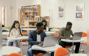 Pré-vestibulares gratuitos em São Gonçalo apostam na educação como luta pela redução das desigualdades; conheça!
