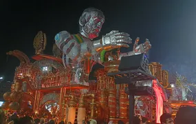 Primeira a desfilar no Grupo Especial, Acadêmicos de Niterói agita o público na Avenida