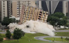 Primeiro hotel de luxo em Brasília, Torre Palace Hotel, é demolido por implosão
