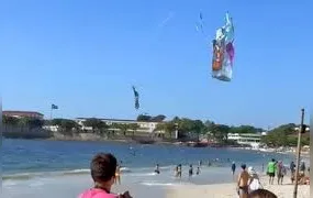 Queda de balão na Praia de Copacabana assusta banhistas